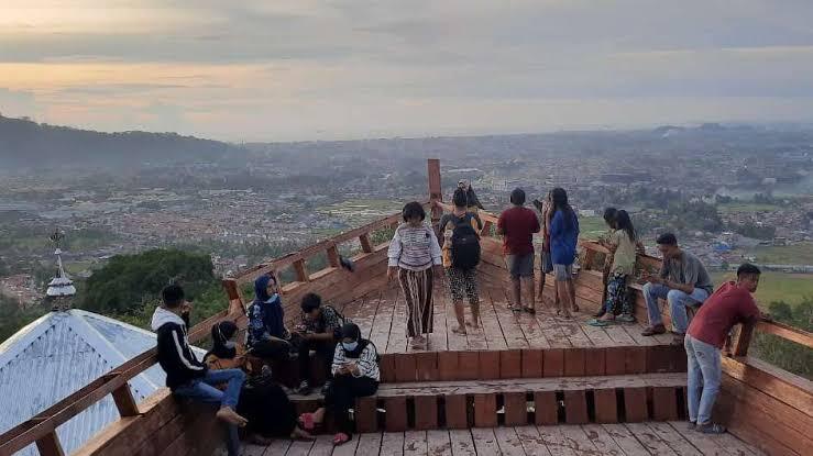 Bukit Nobita, Ngabuburit Sambil Menikmati Indahnya Gemerlap Kota