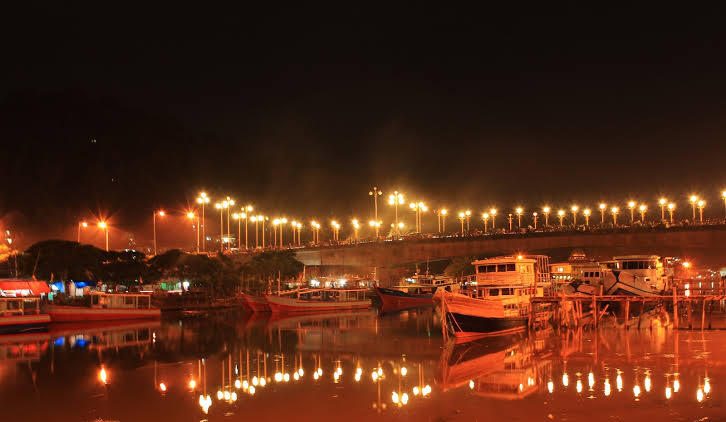 Ngabuburit Penuh Romantis di Sepanjang Jalan Jembatan Siti Nurbaya