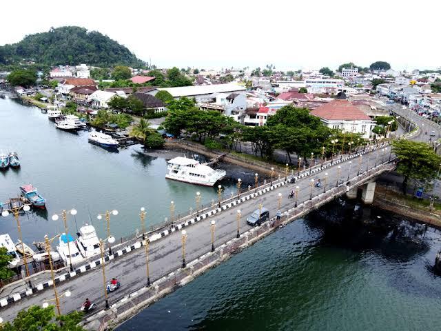 Ngabuburit Penuh Romantis di Sepanjang Jalan Jembatan Siti Nurbaya