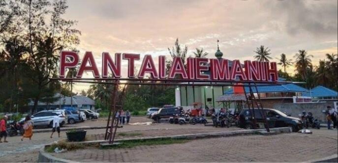 Ngabuburit di Pantai Air Manis, Nikmati Indahnya Alam dan Legenda Malin Kundang