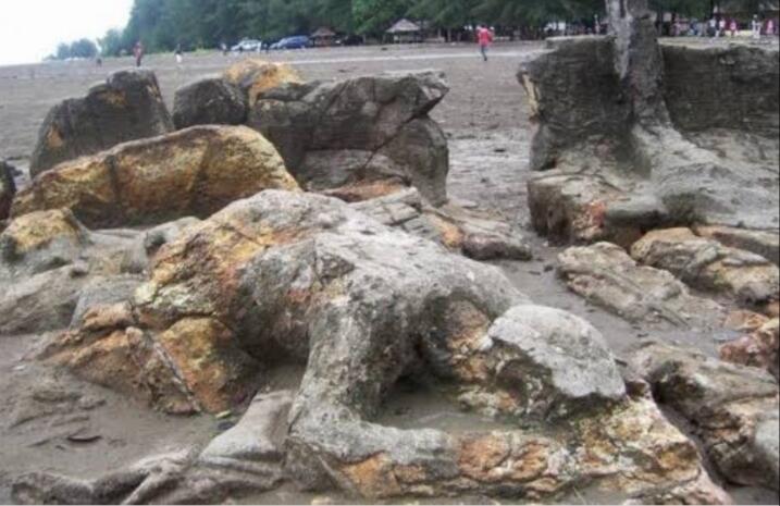 Ngabuburit di Pantai Air Manis, Nikmati Indahnya Alam dan Legenda Malin Kundang