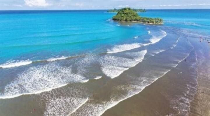 Ngabuburit di Pantai Air Manis, Nikmati Indahnya Alam dan Legenda Malin Kundang