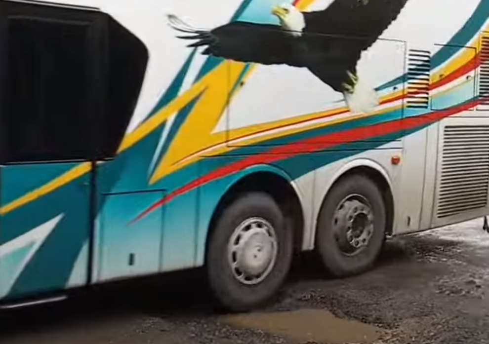 Kelebihan Dan Kekurangan Bus Tronton, Bus Triple Axle Yang Bisa Muat Banyak!