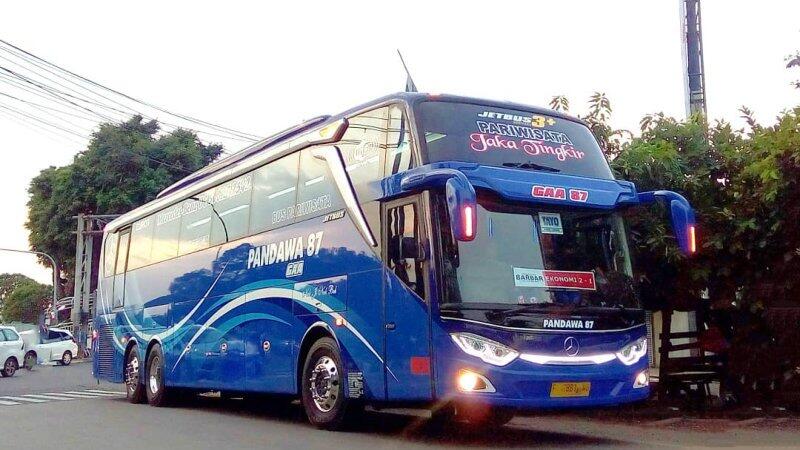 Kelebihan Dan Kekurangan Bus Tronton, Bus Triple Axle Yang Bisa Muat Banyak!