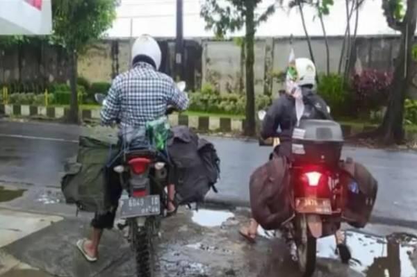 Suami Istri di Jember Ini Nekat Umrah Pakai Sepeda Motor