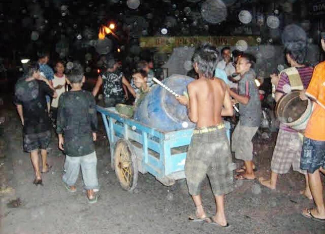 Tradisi Musik Keliling Desa Untuk Membangunkan Sahur