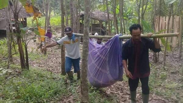 Curhat Warga Pandeglang Harus Tandu Ibu Hamil 4 Km Akibat Jalan Rusak