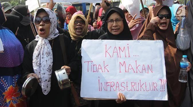 Curhat Warga Pandeglang Harus Tandu Ibu Hamil 4 Km Akibat Jalan Rusak