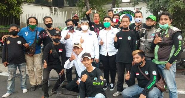 Gandeng Komunitas Ojol, Pemuda Perindo Bagikan 300 Paket Takjil di Tamansari