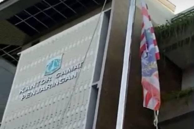 Viral, Pengibaran Klub Bendera Sepak Bola di Kantor Kelurahan Wilayah Jakarta Utara