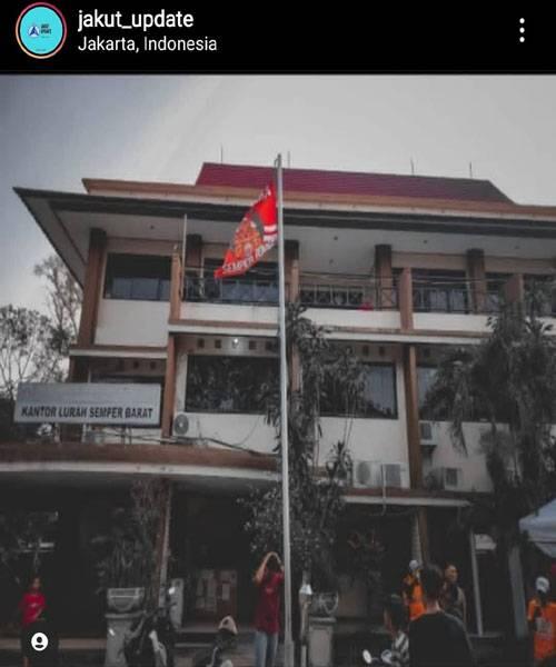 Viral, Pengibaran Klub Bendera Sepak Bola di Kantor Kelurahan Wilayah Jakarta Utara
