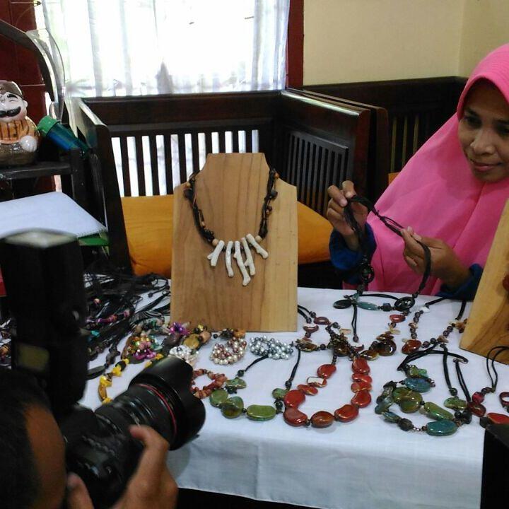 AMAOPI, Aksesoris Dengan Kearifan Lokal, Berbudaya Alam Yang Mulai Bersemi 