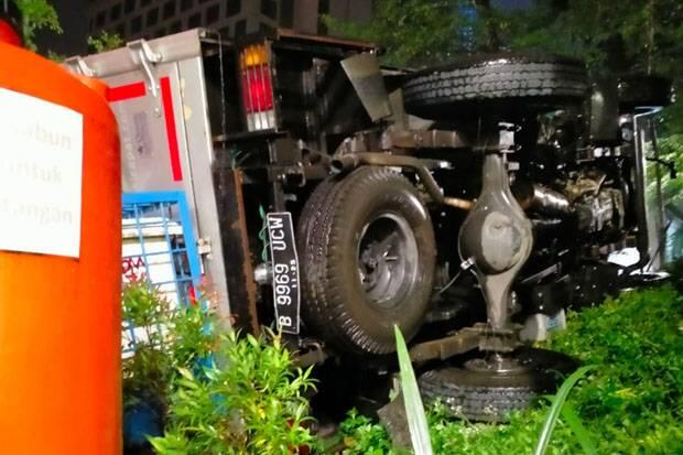 Truk Terbalik di Dukuh Atas, Ada Korban Luka
