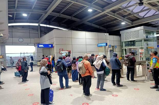 Antrean Penumpang Commuter Line di Stasiun Cibitung Ramai Lancar