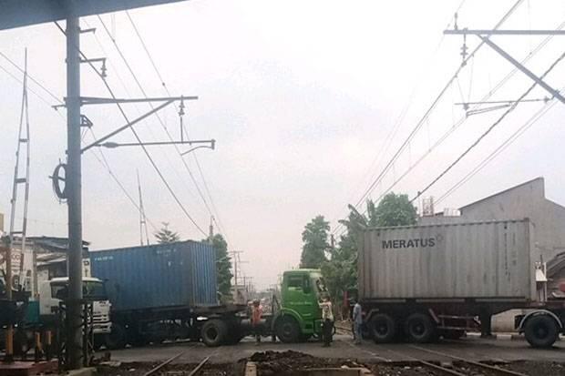 Ada Truk Mogok di Pintu Perlintasan Antara Stasiun Duri dan Rawa Buaya
