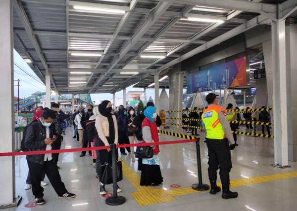 Di Stasiun Cikarang dan Stasiun Bogor, Antrean Penumpang Commuter Line Mengular