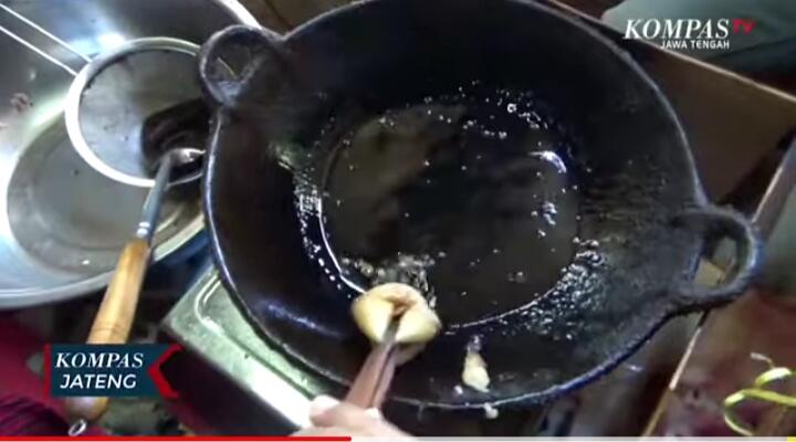 Ingin Mencicipi & Melihat Proses Pembuatan Kue Adrem? Ternyata Unik, Buruan Ke Sini!