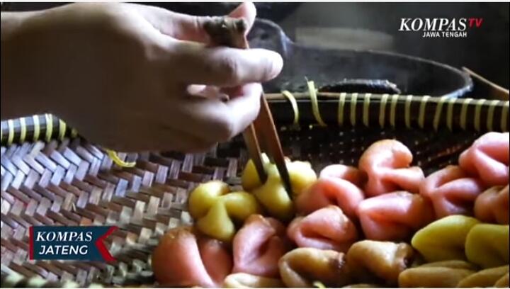 Ingin Mencicipi & Melihat Proses Pembuatan Kue Adrem? Ternyata Unik, Buruan Ke Sini!