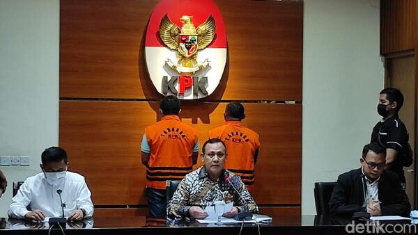 4 Jam Geledah Ruangan Azis Syamsuddin di DPR, KPK Total Bawa 5 Koper
