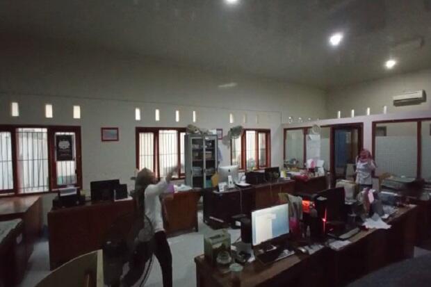 Heboh Ruang Kerja ASN di Ngawi Jadi Arena Badminton Viral di Medsos