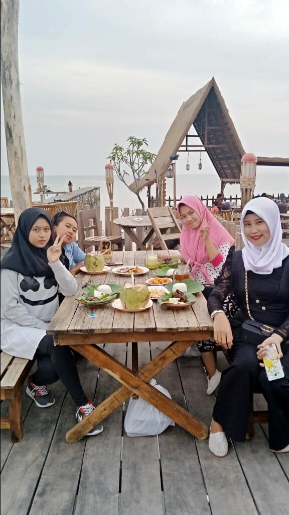 Warung Asela Camplong, Tempat Makan Sambil Menikmati Panorama Pantai