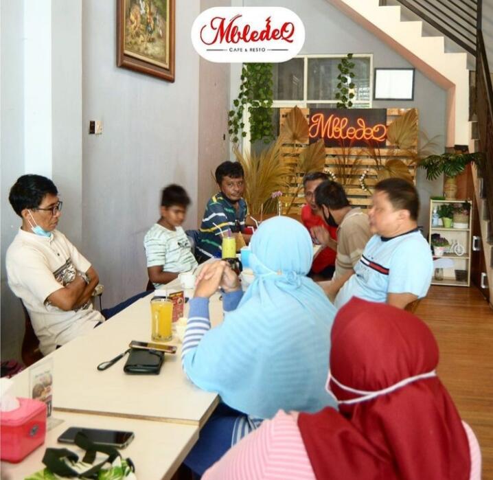 Cari Tempat Santai yang Ngehits, Datangi Mbledeg Cafe & Resto di Gresik!