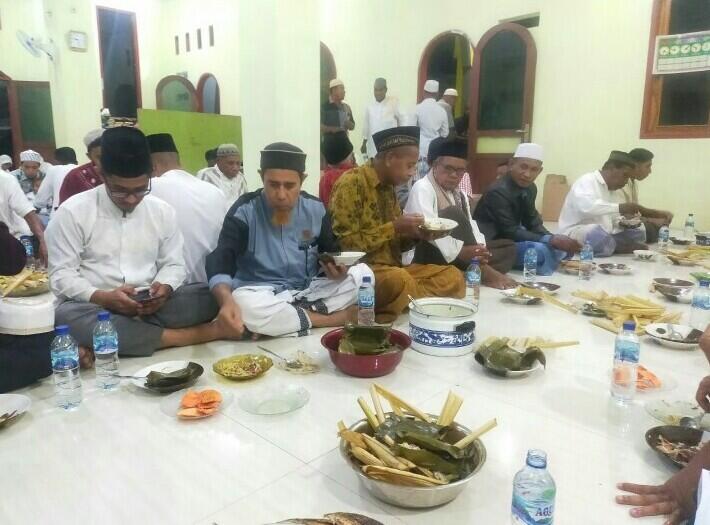 Tradisi Makan Bersama Ketupat Kaleso saat Ramadan, di Malam Nuzulul Qur'an