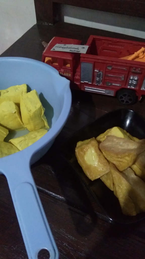 Mau Tahu Kuning Terbaik Anti Formalin? ke Pabrik Tahu H. Inat Saja!