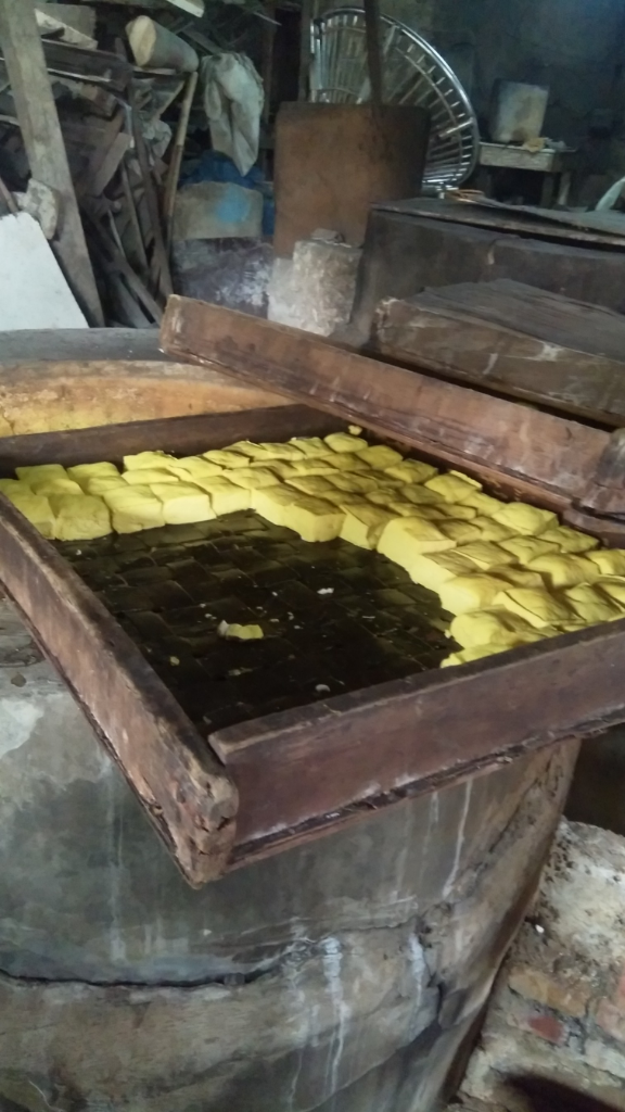 Mau Tahu Kuning Terbaik Anti Formalin? ke Pabrik Tahu H. Inat Saja!
