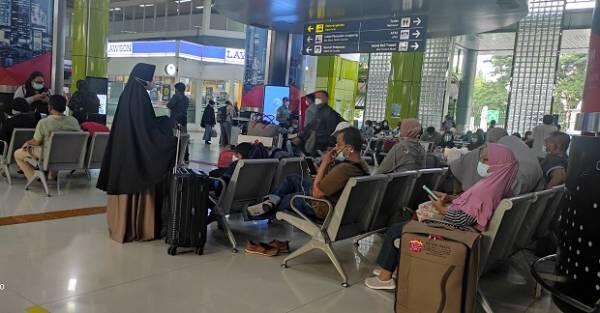 Sepekan Jelang Larangan Mudik, Stasiun Gambir Diserbu Penumpang KA Jarak Jauh