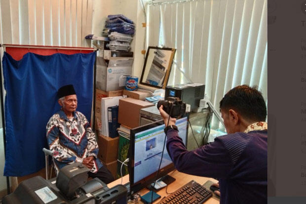 Kakek 109 Tahun Rekam E-KTP, Netizen Pertanyakan Penerapan Prokes Petugas