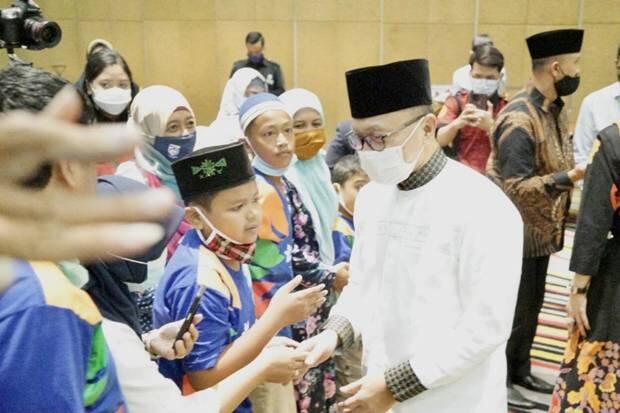 Safari Ramadhan di Jatim, Zulhas Santuni Anak-anak Difabel Dhuafa