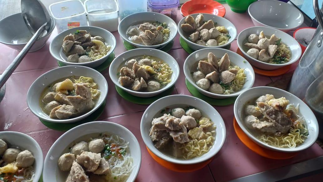 Mie Ayam dan Bakso Spesial Pakde Rahmad: Omset Down Semangat Tetap Up, Ini Keren!