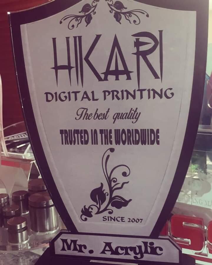 Mau Bikin Plakat, Aksesoris dan Desain Grafis Lainnya? Datang Aja ke Hikari Acrylic!