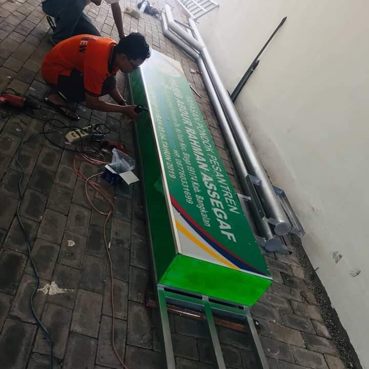 Mau Bikin Plakat, Aksesoris dan Desain Grafis Lainnya? Datang Aja ke Hikari Acrylic!