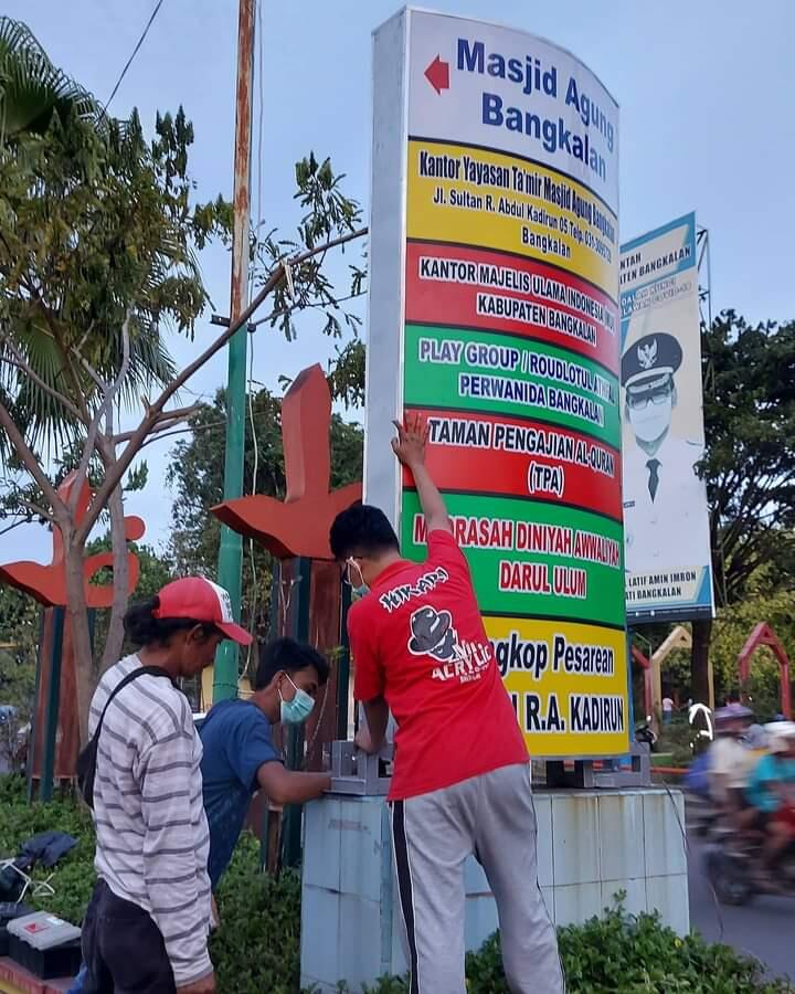 Mau Bikin Plakat, Aksesoris dan Desain Grafis Lainnya? Datang Aja ke Hikari Acrylic!