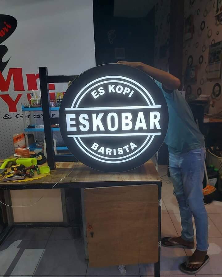 Mau Bikin Plakat, Aksesoris dan Desain Grafis Lainnya? Datang Aja ke Hikari Acrylic!