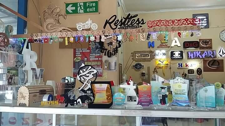 Mau Bikin Plakat, Aksesoris dan Desain Grafis Lainnya? Datang Aja ke Hikari Acrylic!