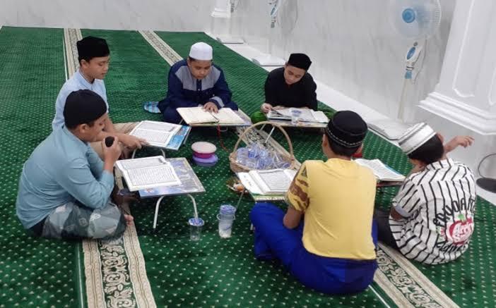 Tradisi Tadarus dan Tidur di Mushola yang Masih Eksis Hingga Kini