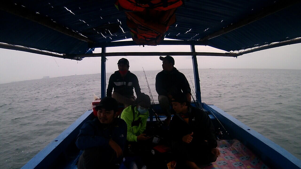 Terombang-ambing di laut. Gagal Mancing.