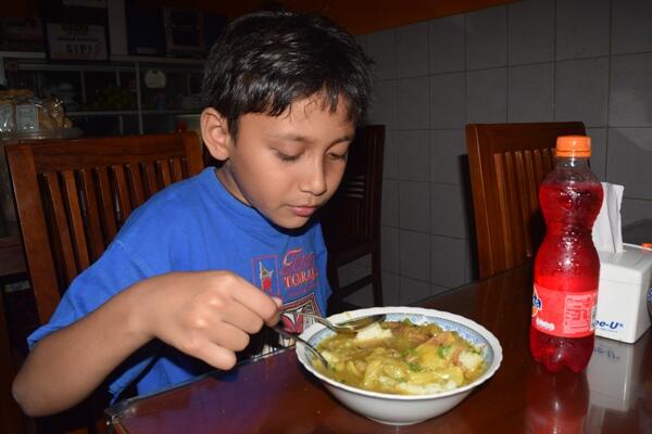 Soto Kikil Khas Gresik Bikin Mata Merem Melek, Jangan Percaya Sebelum Nyoba!