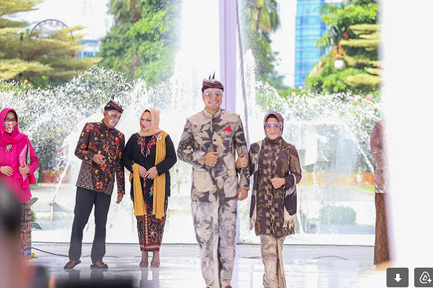 Kepala OPD Jadi Maskot Produk UMKM, Ini Gaya Mereka di Atas Catwalk