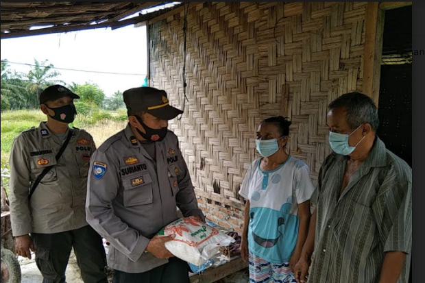 Polsek Indrapura Sosialisasi Prokes Sembari Beri Bantuan Sembako