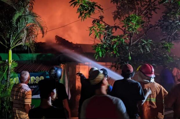Ditinggal Bukber, Rumah di Mojokerto Ludes Terbakar