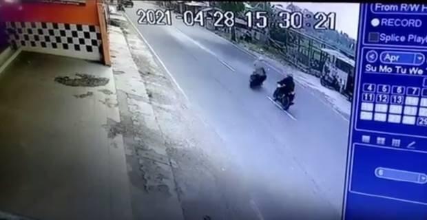 Detik-detik Tabrakan Dua Motor Terekam CCTV, Satu Orang Tewas