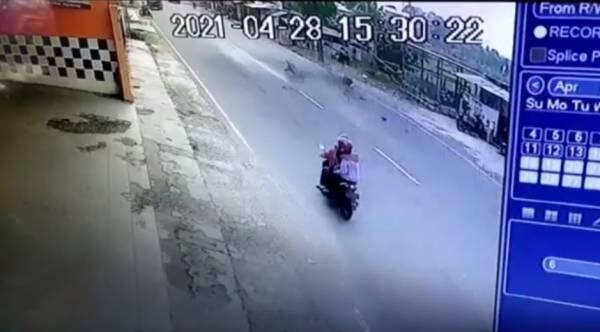 Detik-detik Tabrakan Dua Motor Terekam CCTV, Satu Orang Tewas