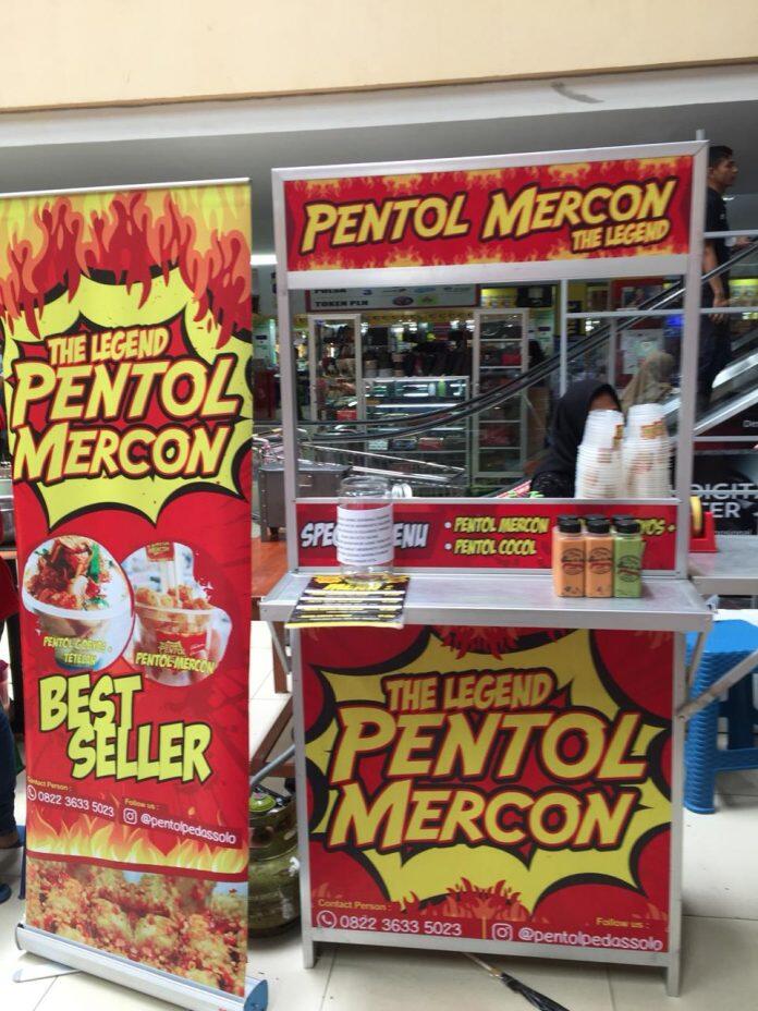 Pentol yang Berbalut Bumbu Sambal yang Super Pedas