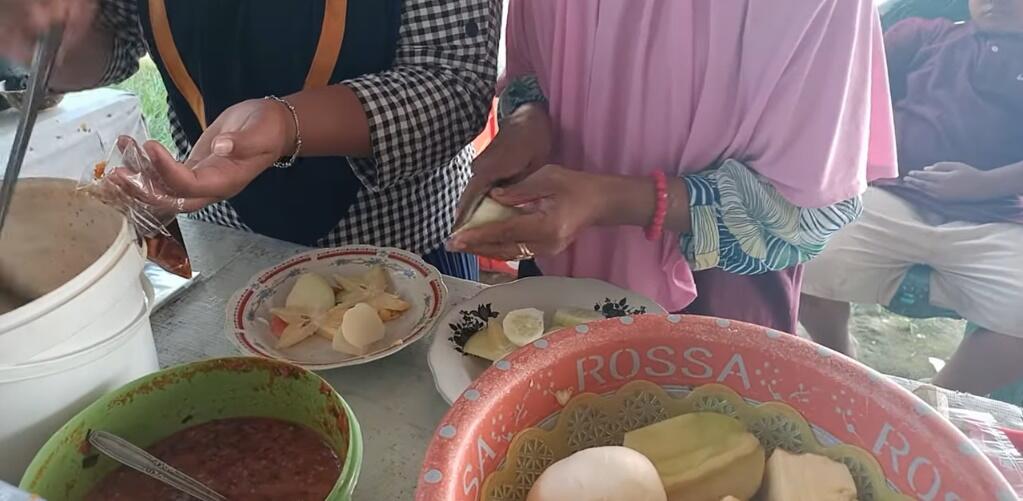 Rujak &quot;Rok-Erok&quot; Mideh Yang Terkenal Pedasnya