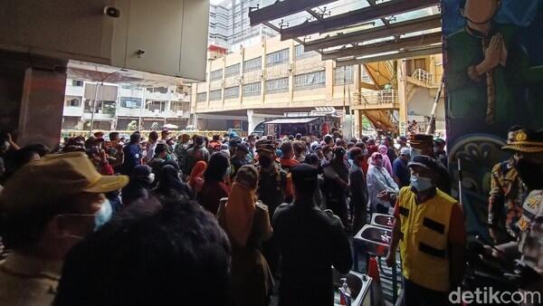 Pasar Tn Abang Di Serbu 87 Ribu Pengunjung!!!.Abis Lebaran Jakarta bakal Panen Covid