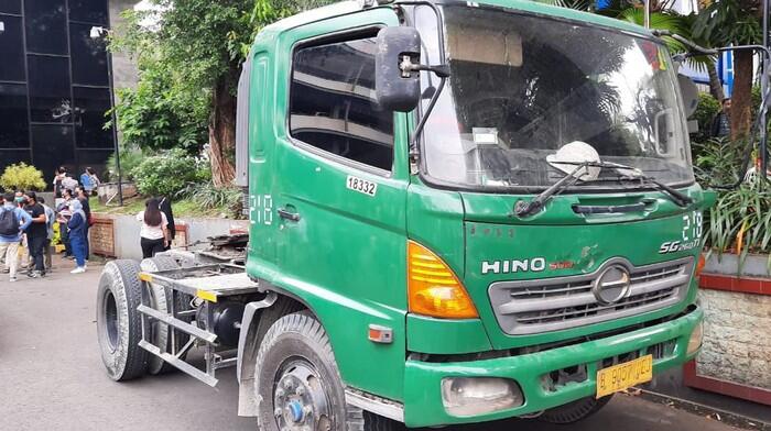 Bocah 12 Tahun Nyupir Truk Tronton, Apakah Akan Di Tilang? 